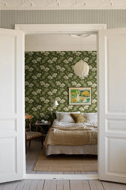 This Vallmo wallpaper has delicate white poppies that contrast beautifully against a deep green background.