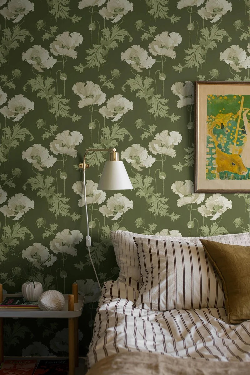 This Vallmo wallpaper has delicate white poppies that contrast beautifully against a deep green background.