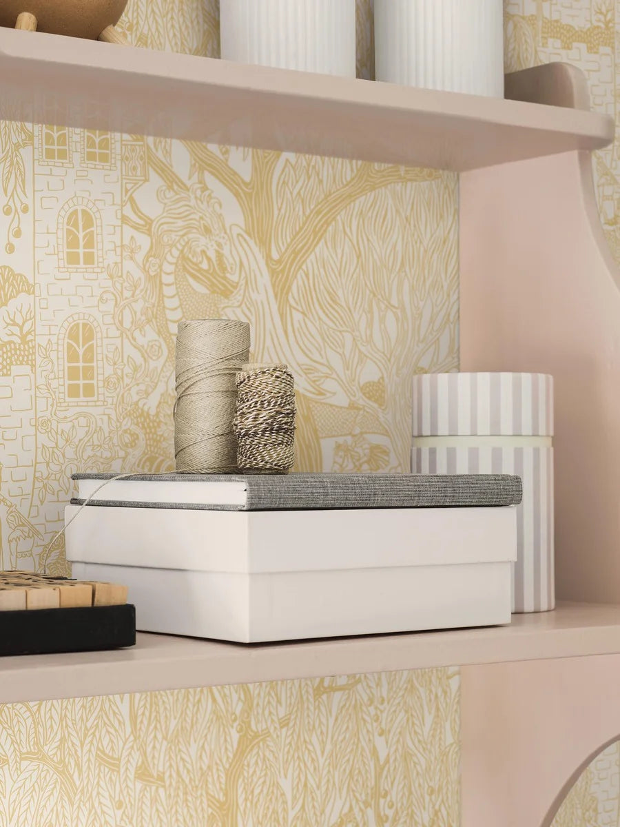  Warm and joyful, our Kingdom of the Willow wallpaper is colored in yellow tones on an eggshell-white background. 
