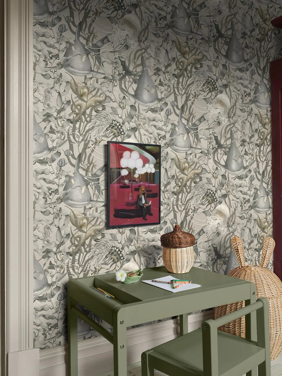 Capture the quiet mystery of the ocean depths with our Underwater Magic wallpaper colored in a grey-beige tone-on-tone design. 
