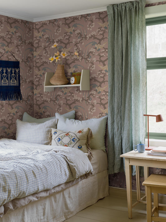 Colored in a soft pink background, our Fenix wallpaper captures a romantic and uplifting expression. 