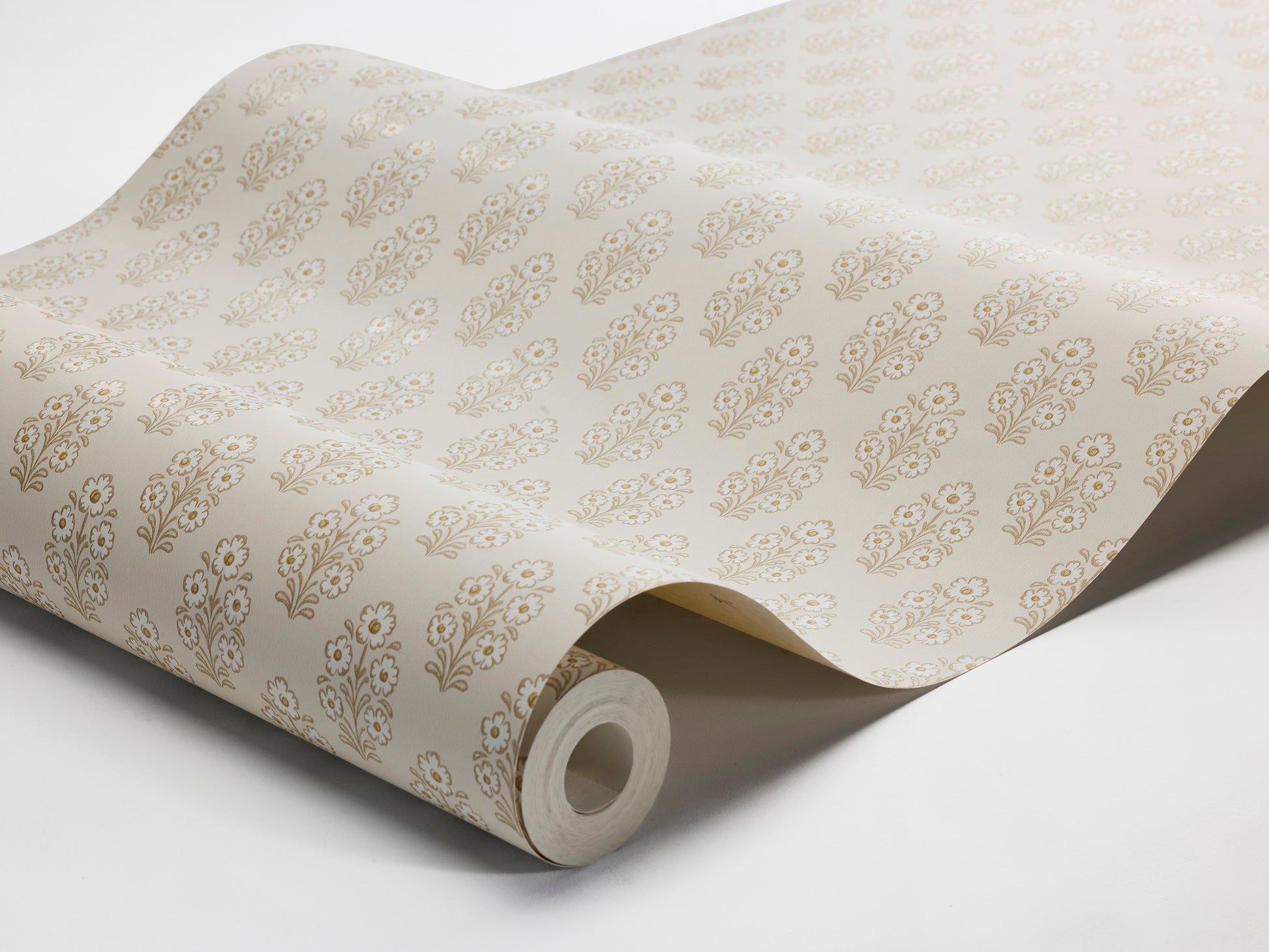 Set on a warm beige background, our Sibylla wallpaper features delicate floral bouquets arranged in gentle symmetry. 