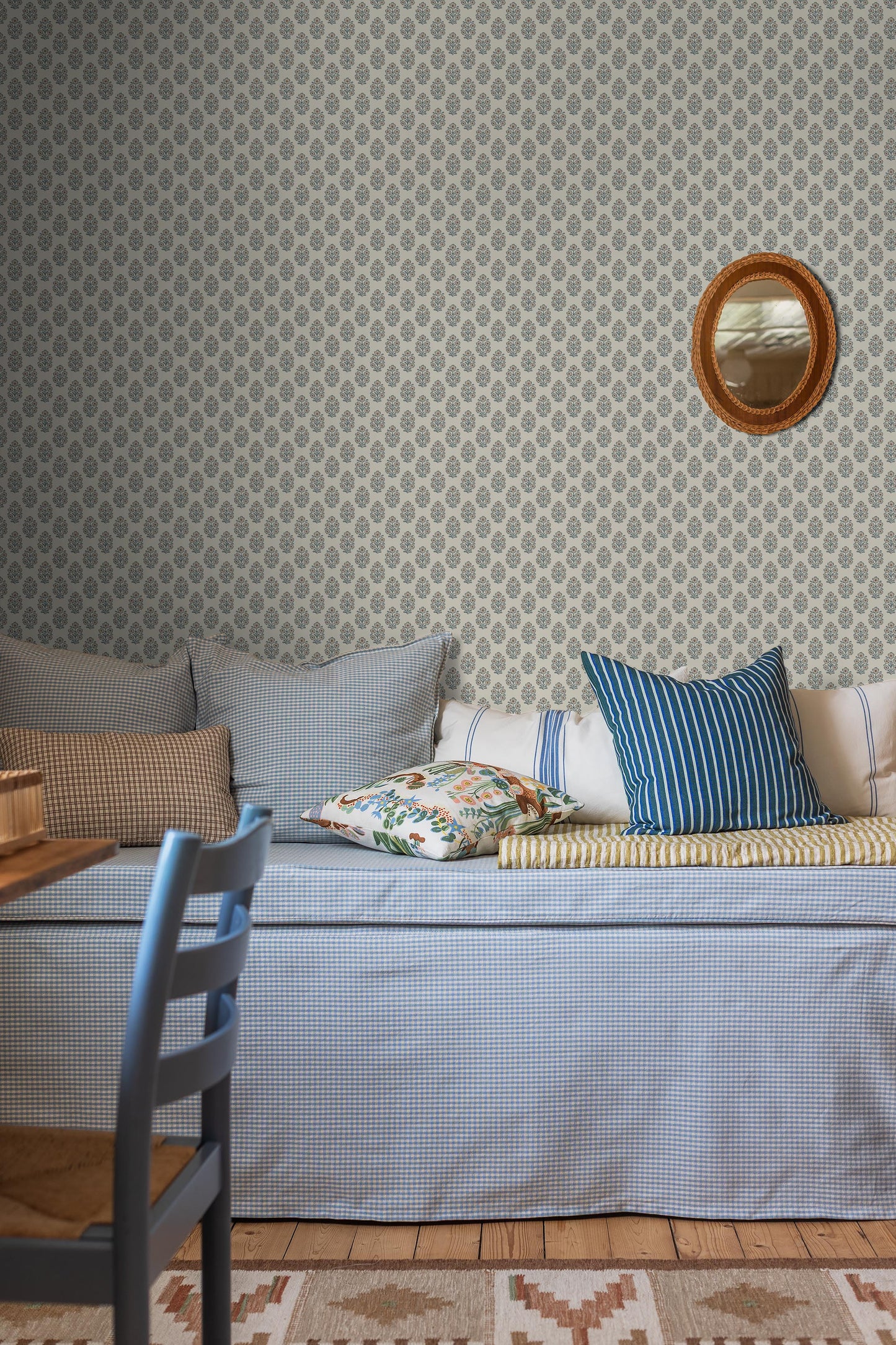 Set on a light linen-beige background, this Sibylla wallpaper features beige flowers with rust-brown centres and foliage in calm blue-grey tones.