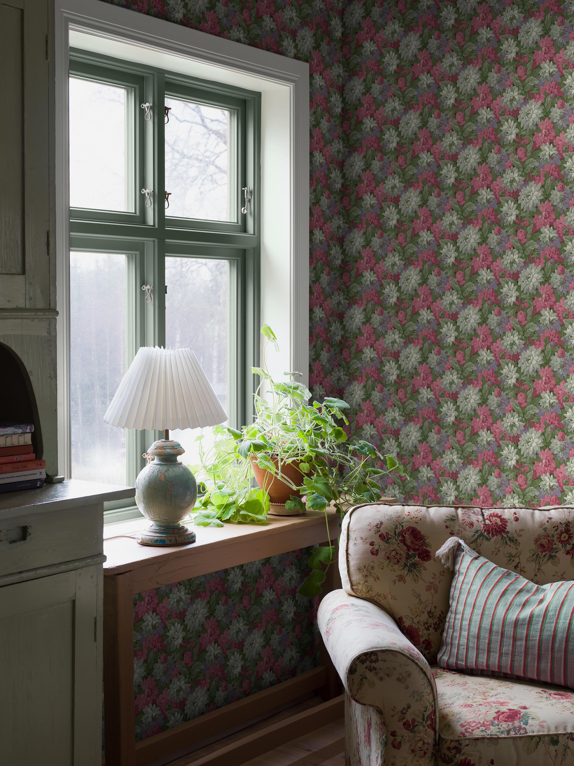 In its original colorway of green, vibrant pink, and soft purple, our Delilah wallpaper celebrates the beauty of blooming dahlias.