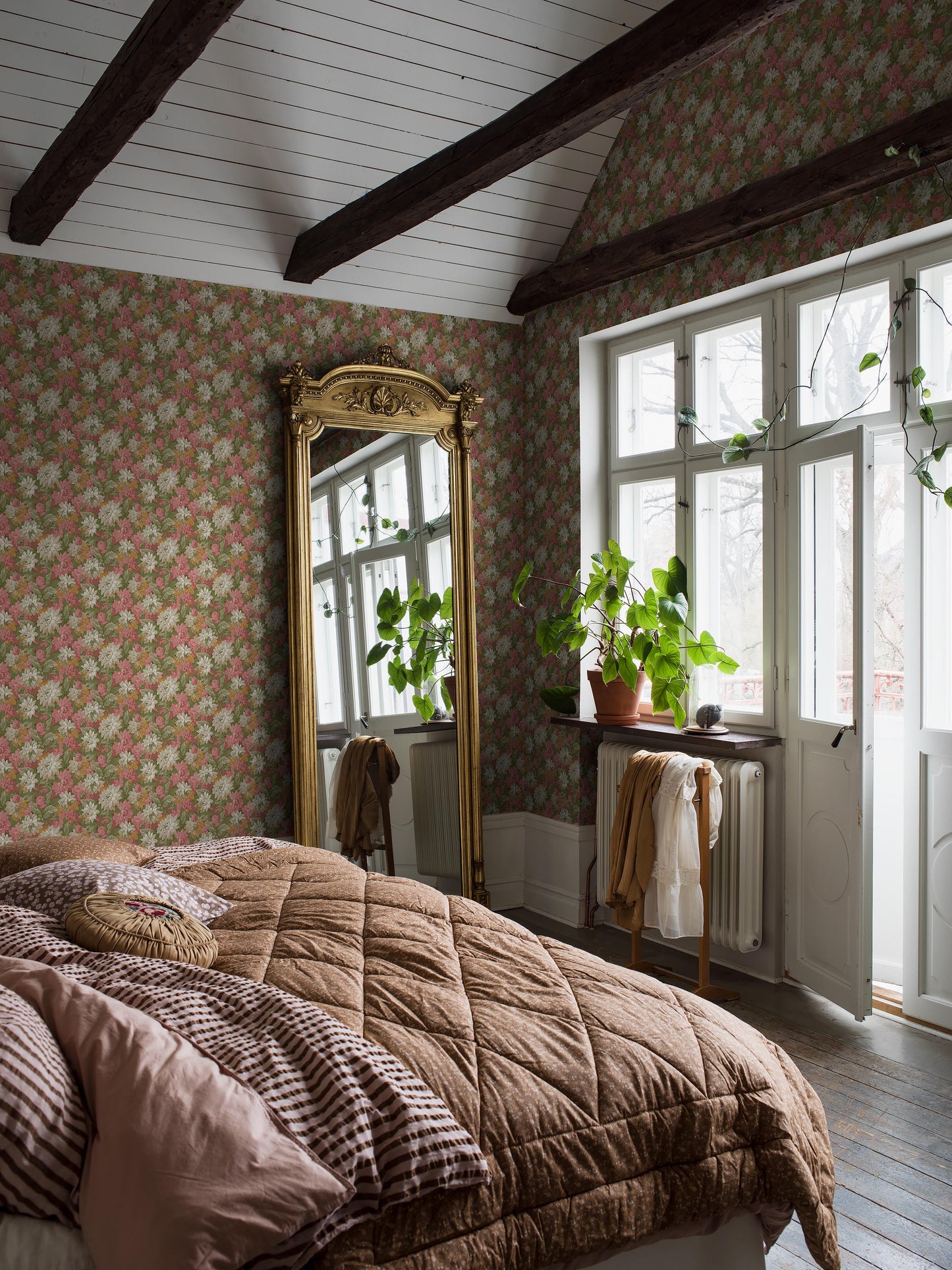 Colored in a warm palette of yellow and coral pink, our Delilah wallpaper glows with gentle optimism.