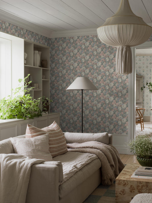In serene pastel tones, our Delilah wallpaper offers a soft and dreamy interpretation of a beloved floral classic.