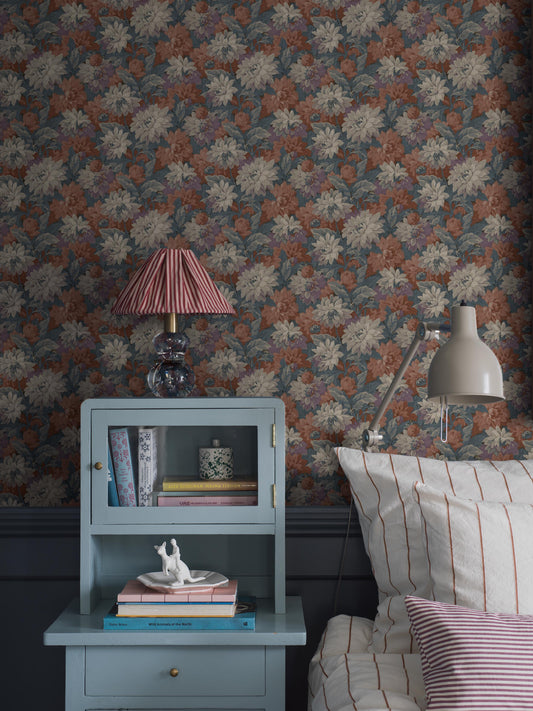 Colored in deep blue, brick red, and soft grey-purple tones, our Delilah wallpaper captures a dramatic and refined aesthetic. 