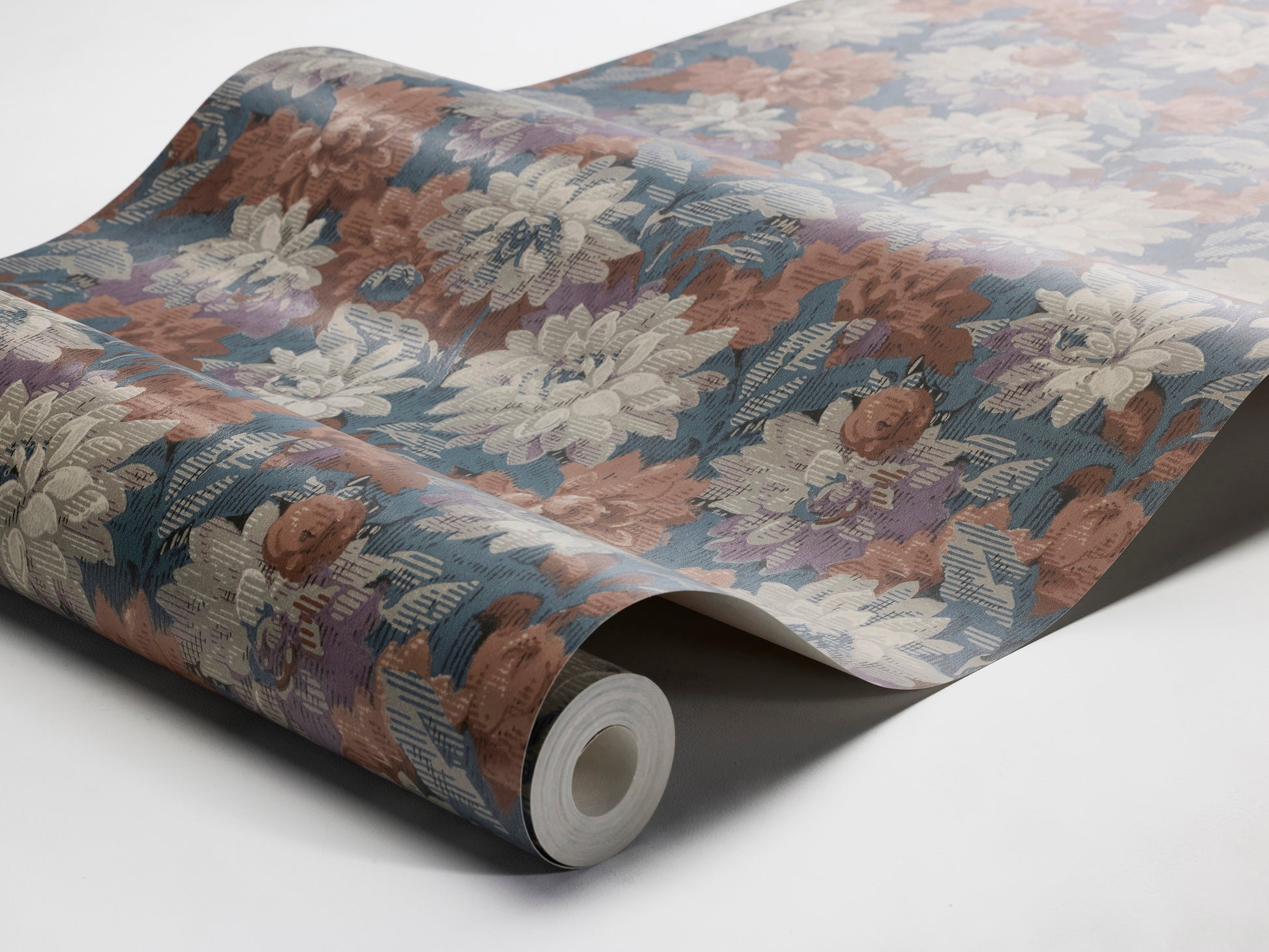 Colored in deep blue, brick red, and soft grey-purple tones, our Delilah wallpaper captures a dramatic and refined aesthetic. 