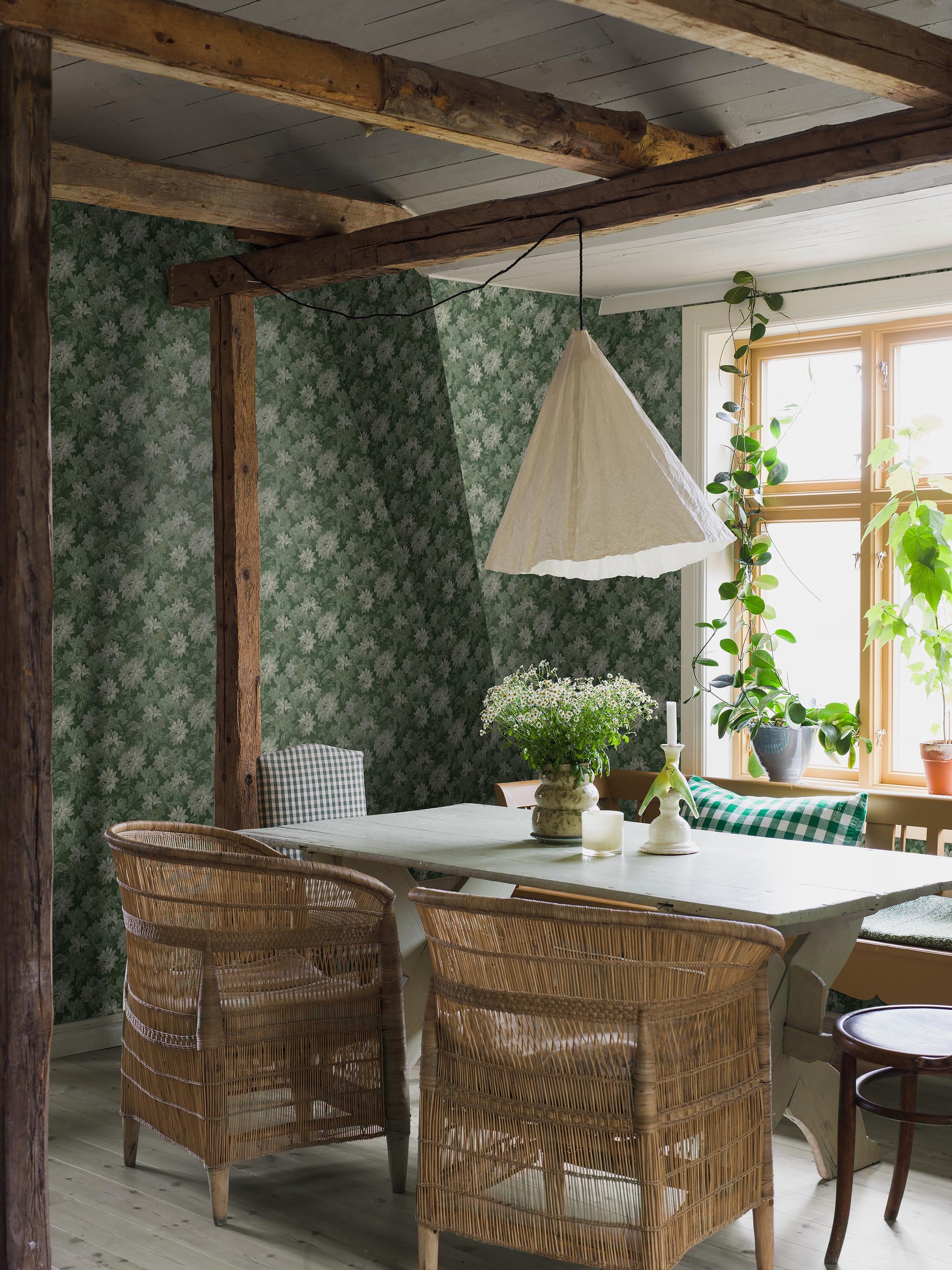 Colored in contrasting shades of green, our Delilah wallpaper is balanced, harmonious and serene. The floral tapestry pattern, filled with blooming dahlias, unfolds with gentle movement and refined detail.