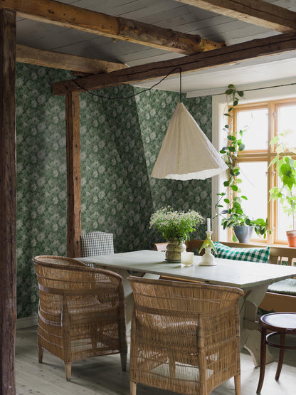 Colored in contrasting shades of green, our Delilah wallpaper is balanced, harmonious and serene. The floral tapestry pattern, filled with blooming dahlias, unfolds with gentle movement and refined detail.