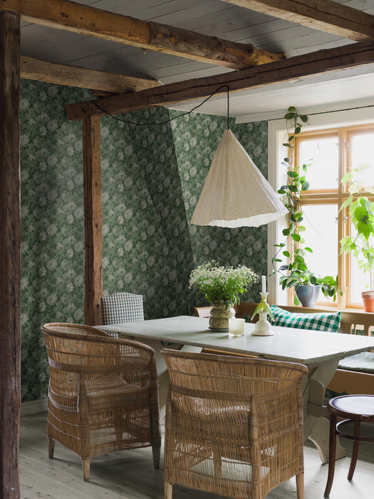 Colored in contrasting shades of green, our Delilah wallpaper is balanced, harmonious and serene. The floral tapestry pattern, filled with blooming dahlias, unfolds with gentle movement and refined detail.