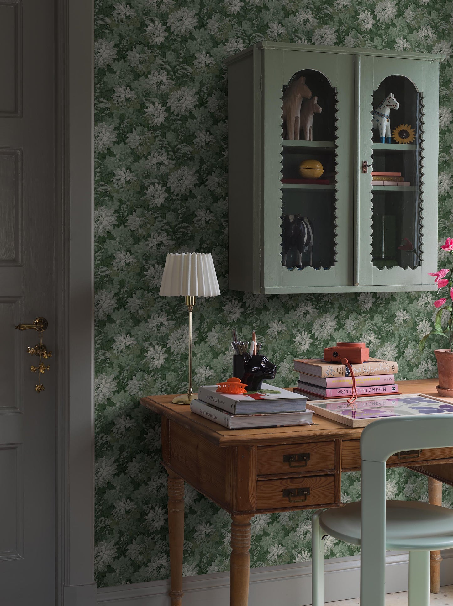 Colored in contrasting shades of green, our Delilah wallpaper is balanced, harmonious and serene. The floral tapestry pattern, filled with blooming dahlias, unfolds with gentle movement and refined detail.