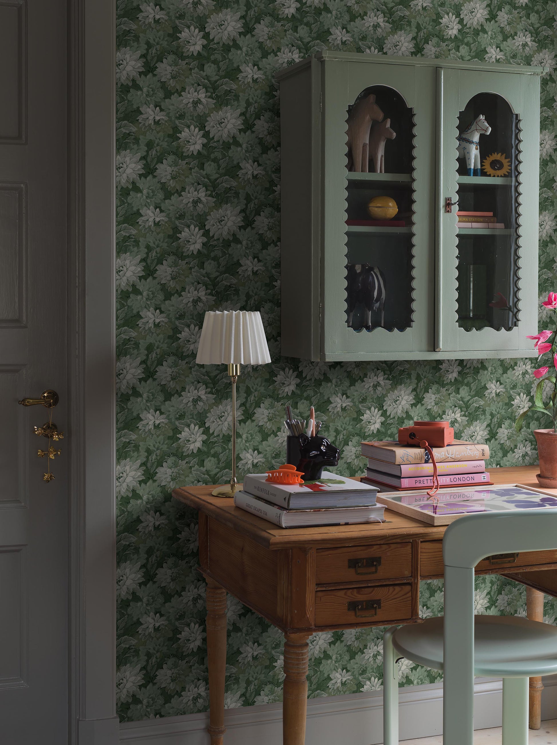 Colored in contrasting shades of green, our Delilah wallpaper is balanced, harmonious and serene. The floral tapestry pattern, filled with blooming dahlias, unfolds with gentle movement and refined detail.