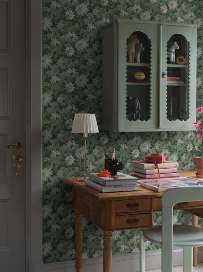 Colored in contrasting shades of green, our Delilah wallpaper is balanced, harmonious and serene. The floral tapestry pattern, filled with blooming dahlias, unfolds with gentle movement and refined detail.