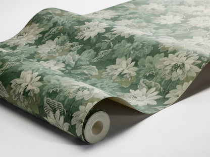 Colored in contrasting shades of green, our Delilah wallpaper is balanced, harmonious and serene. The floral tapestry pattern, filled with blooming dahlias, unfolds with gentle movement and refined detail.