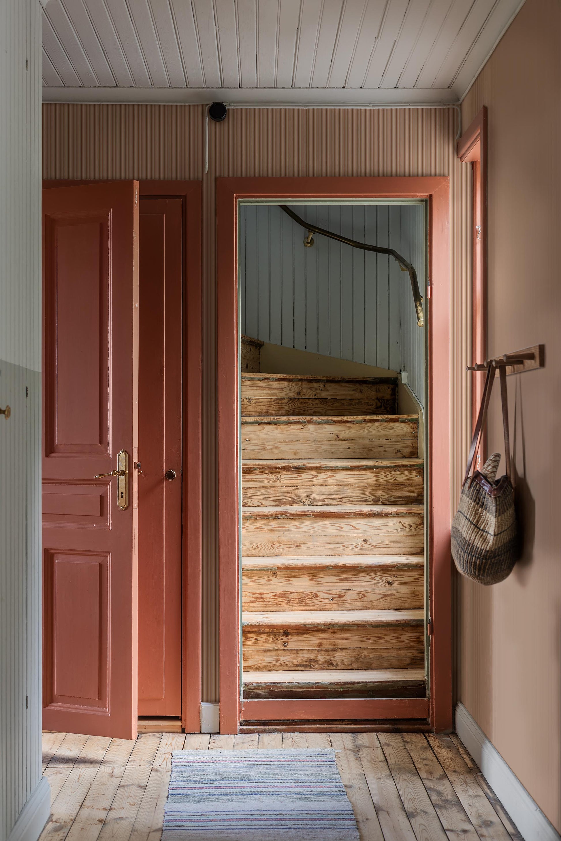 Colored in muted pink and red tones, our Sam wallpaper brings playful energy and warmth to the walls