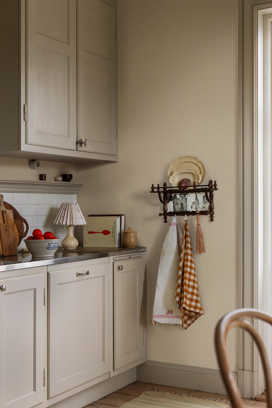 In warming yellow tones, this version of our Sam wallpaper radiates joy and light.