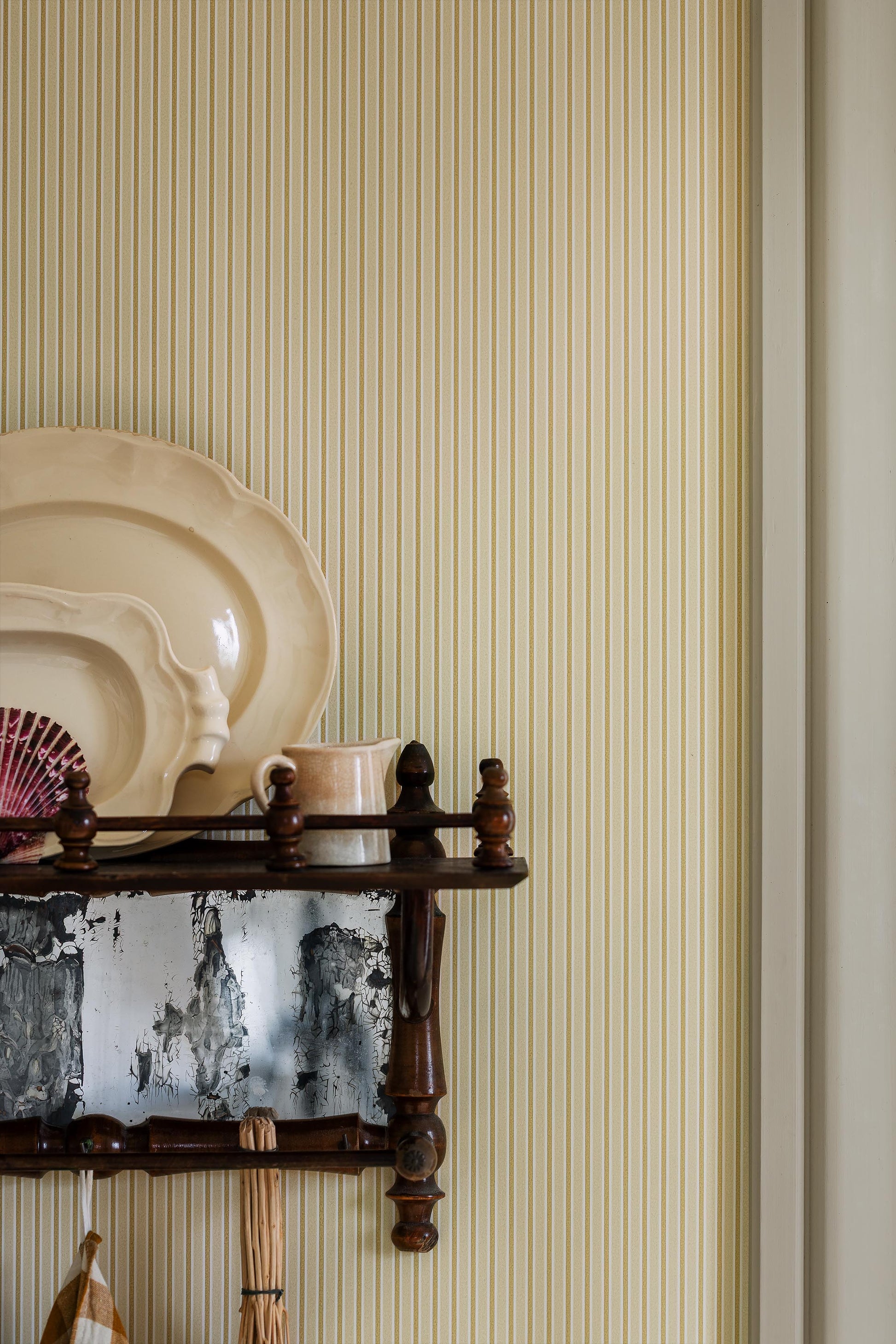 In warming yellow tones, this version of our Sam wallpaper radiates joy and light.