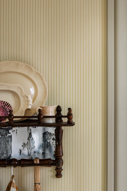 In warming yellow tones, this version of our Sam wallpaper radiates joy and light.