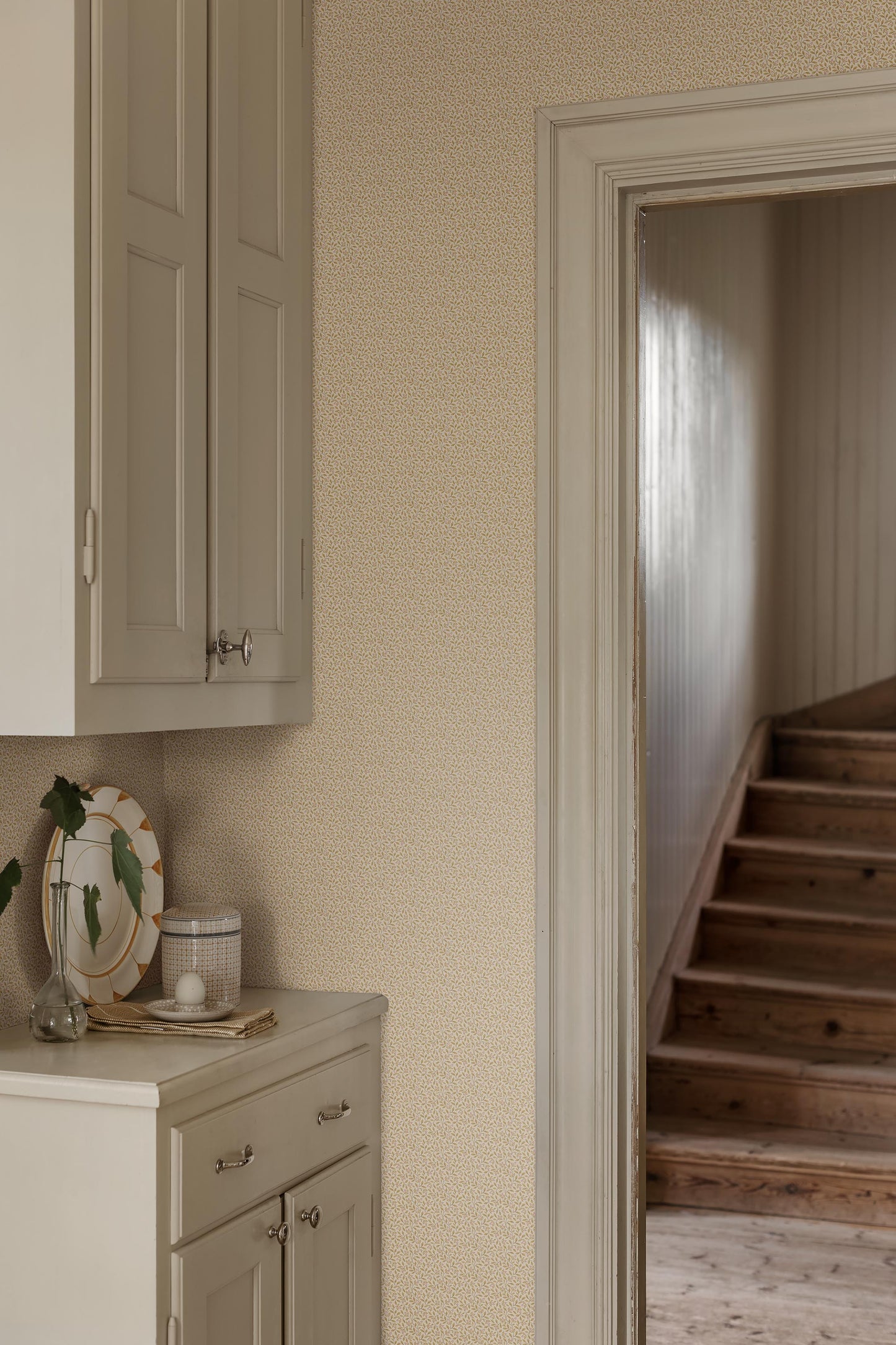 Colored in soft yellow tones, our Ida wallpaper features delicate, intertwining vines scattered with tiny leaves and subtle florals.