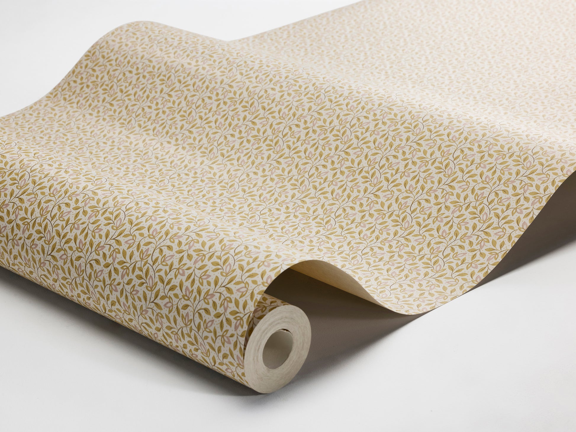 Colored in soft yellow tones, our Ida wallpaper features delicate, intertwining vines scattered with tiny leaves and subtle florals.