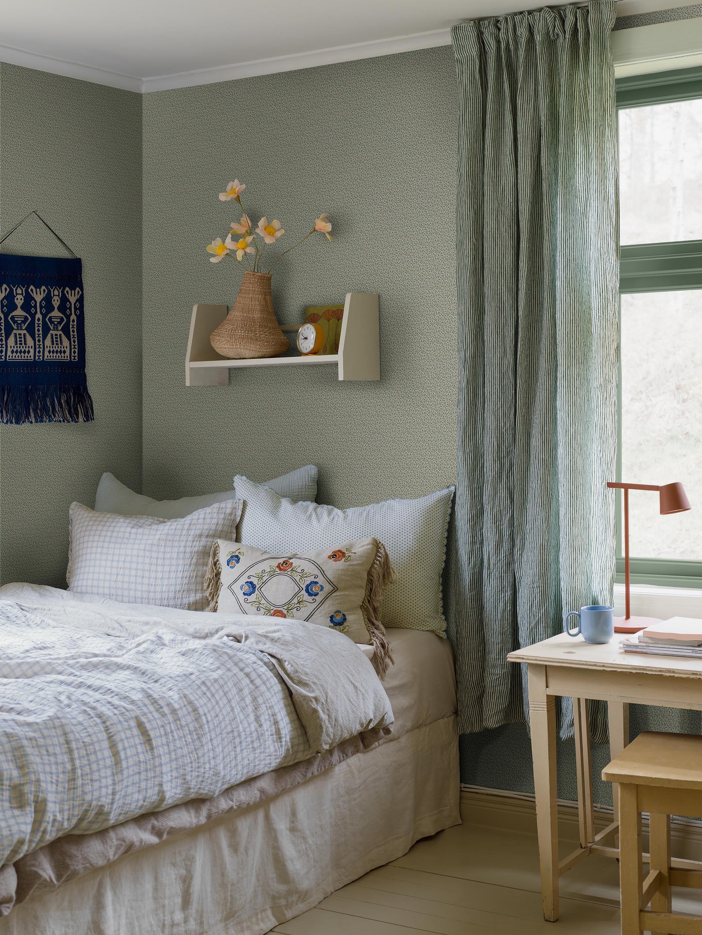 In refreshing light green tones, our Ida wallpaper captures the gentle beauty of new spring leaves. 