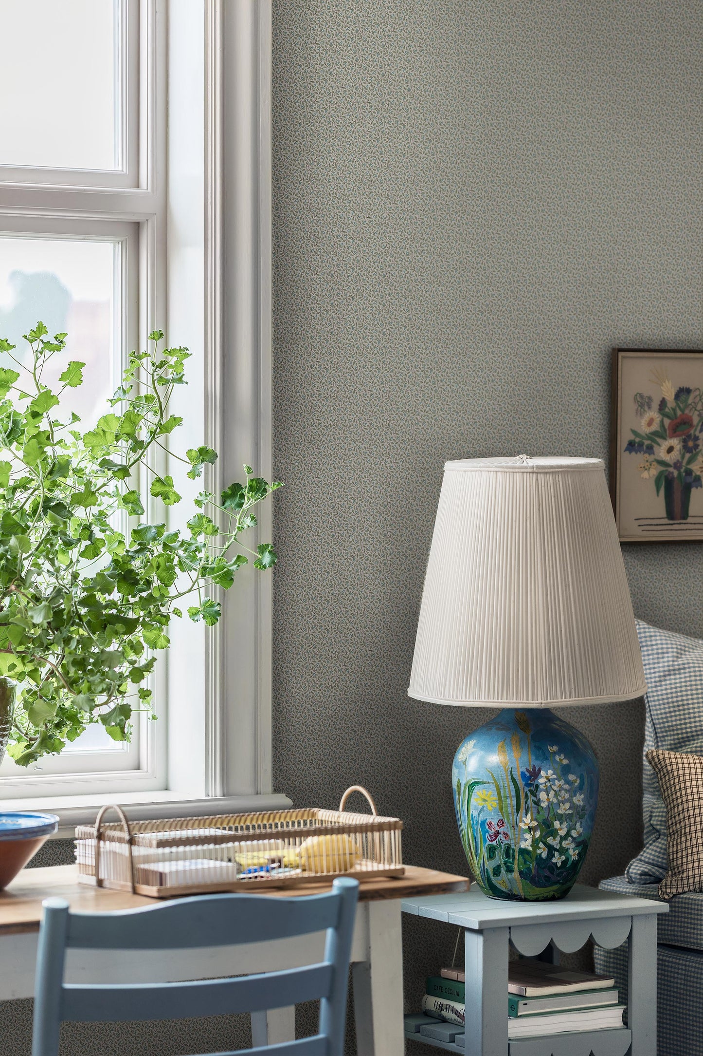 In refreshing light green tones, our Ida wallpaper captures the gentle beauty of new spring leaves. 