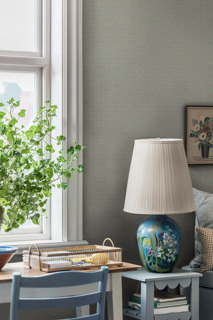 In refreshing light green tones, our Ida wallpaper captures the gentle beauty of new spring leaves. 