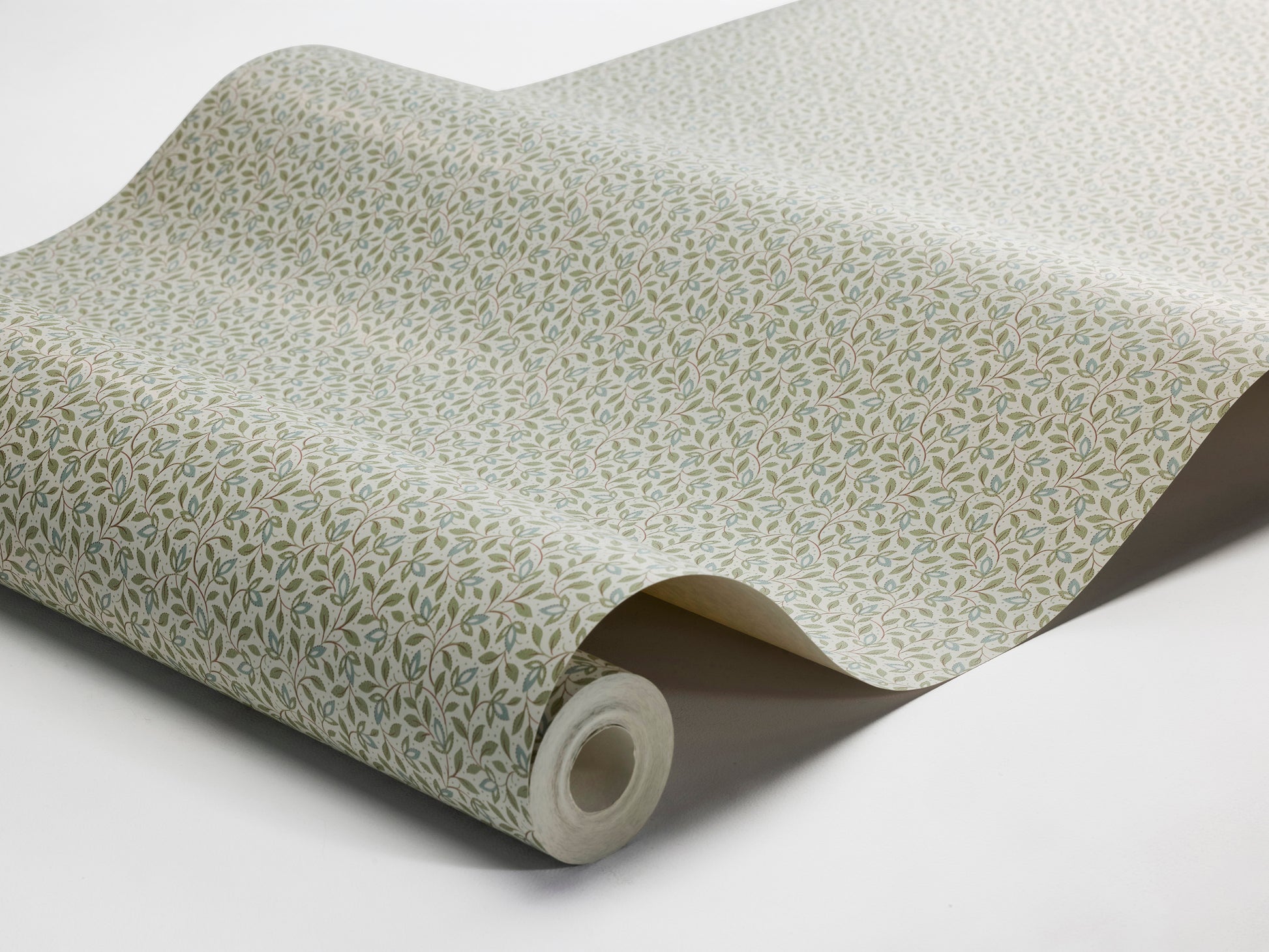 In refreshing light green tones, our Ida wallpaper captures the gentle beauty of new spring leaves. 
