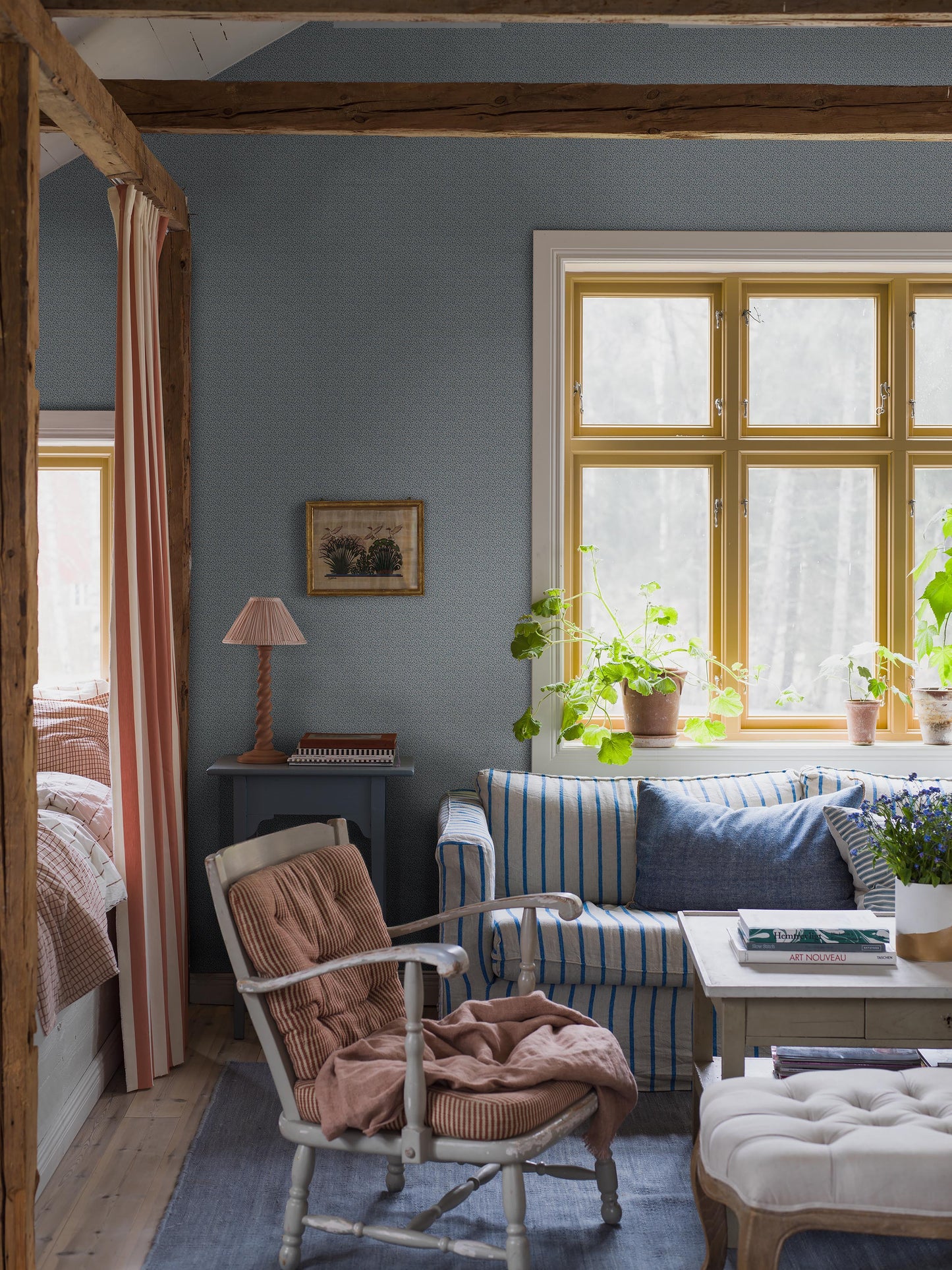 Colored in airy light blue tones, our Ida wallpaper features fine leafy vines that weave naturally across the wall. 