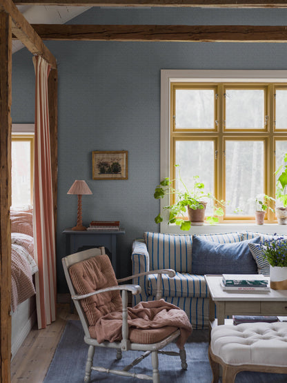 Colored in airy light blue tones, our Ida wallpaper features fine leafy vines that weave naturally across the wall. 