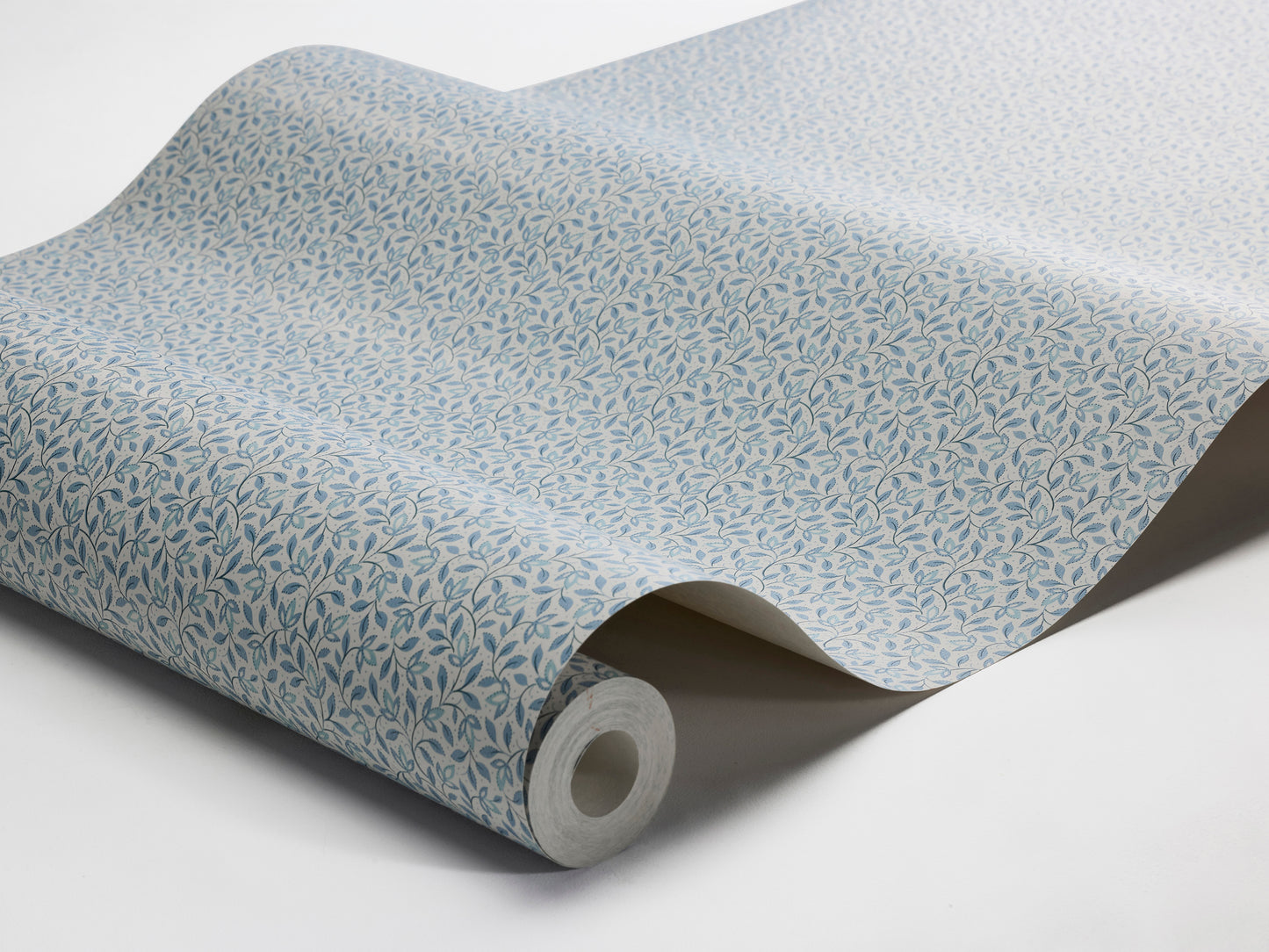 Colored in airy light blue tones, our Ida wallpaper features fine leafy vines that weave naturally across the wall. 
