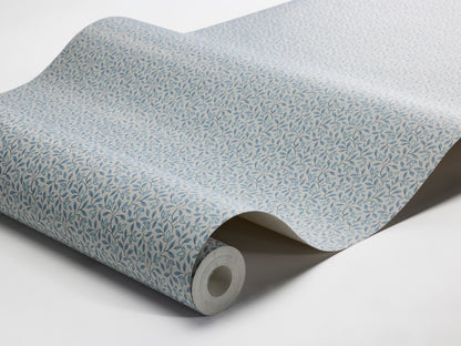 Colored in airy light blue tones, our Ida wallpaper features fine leafy vines that weave naturally across the wall. 