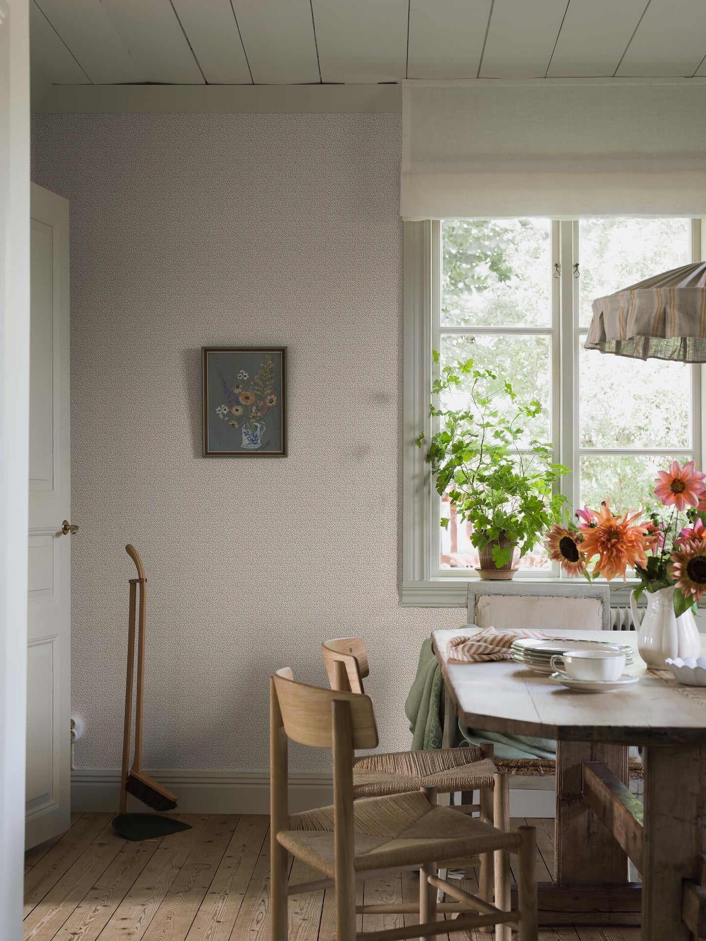 In warm beige tones, our Ida wallpaper reveals a graceful vine pattern of soft leaves and slender stems.