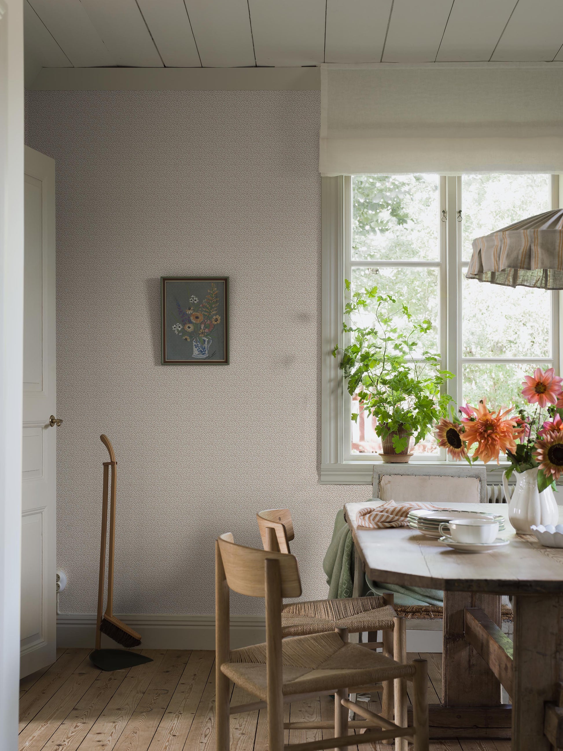 In warm beige tones, our Ida wallpaper reveals a graceful vine pattern of soft leaves and slender stems.
