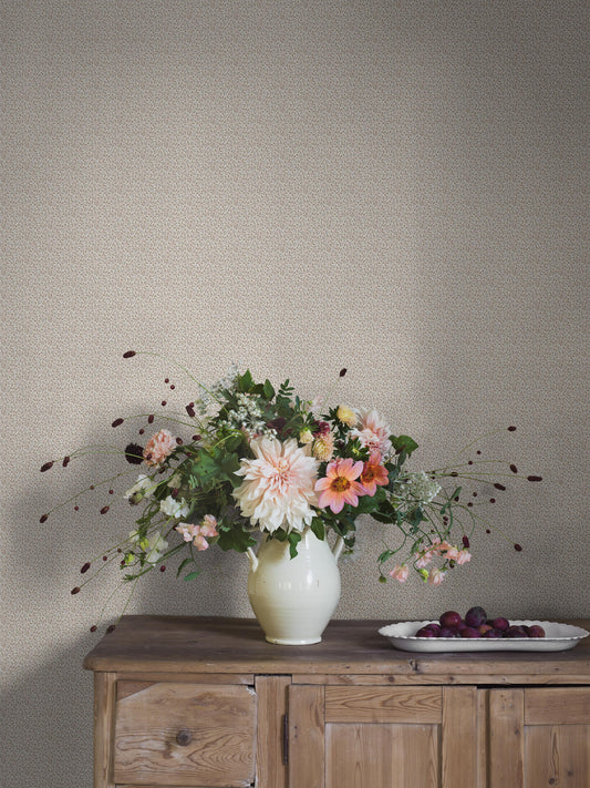 In warm beige tones, our Ida wallpaper reveals a graceful vine pattern of soft leaves and slender stems.