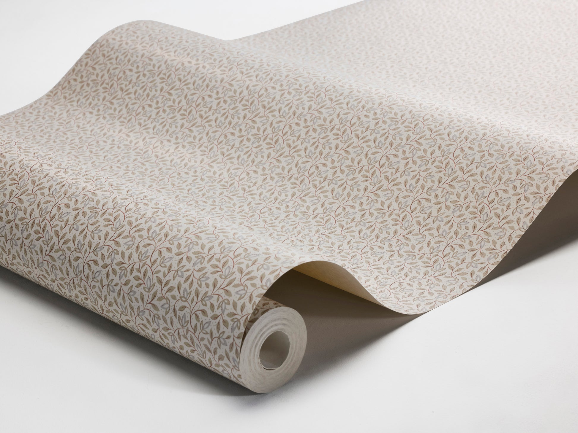 In warm beige tones, our Ida wallpaper reveals a graceful vine pattern of soft leaves and slender stems.