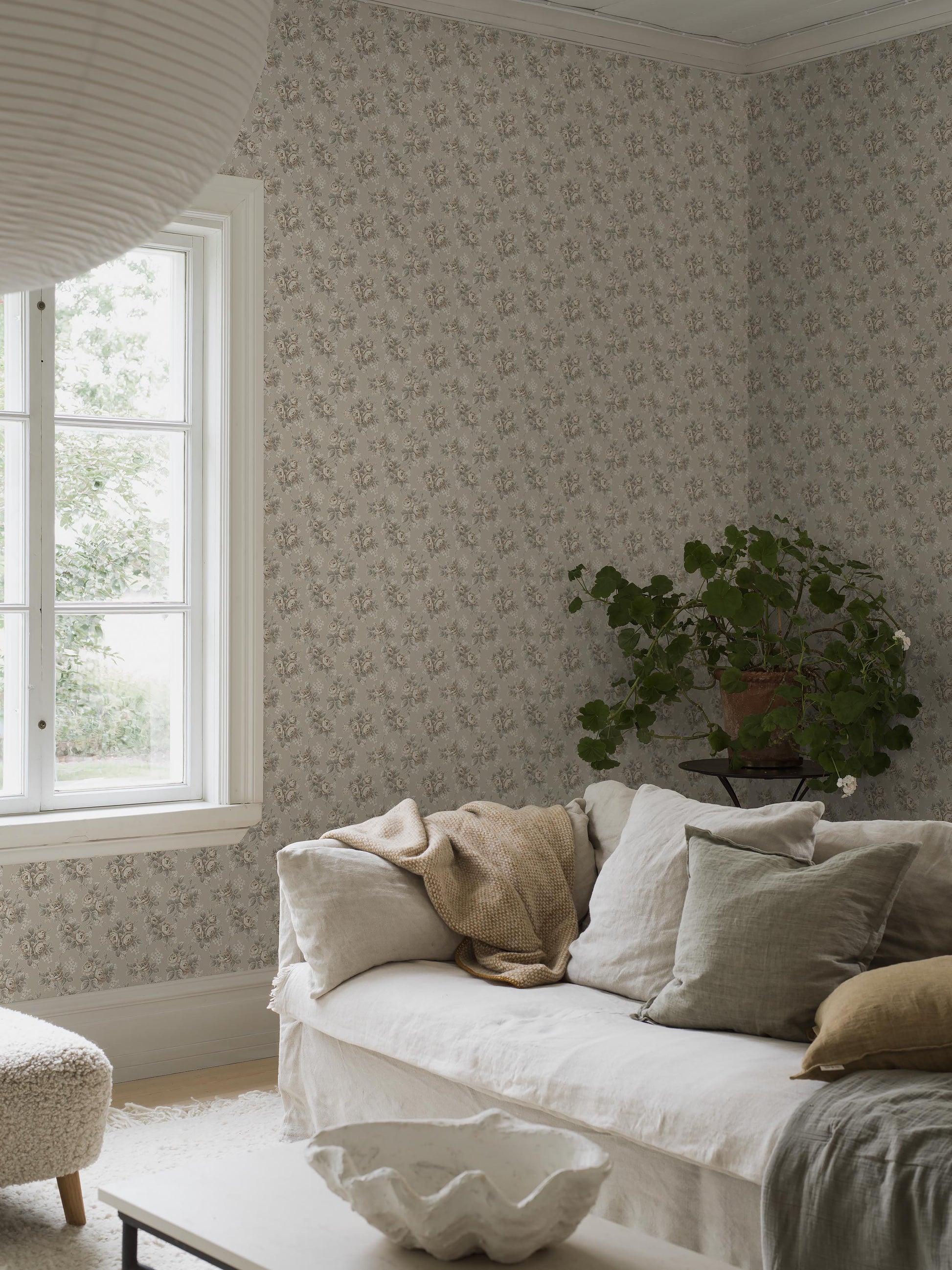 Colored in soothing tones of beige, soft grey-green, and white, our Helena wallpaper features blooming rose bouquets.