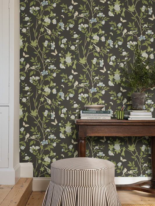 The black Floral chinoiserie wallpaper Sophia Magdalena was created with inspiration from a hand-painted 18th-century wallpaper, imported by the Swedish East India Company to Åby Frälsegård outside Gothenburg.