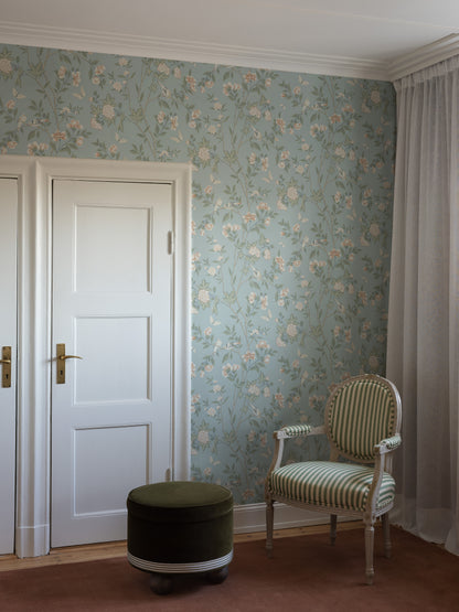  The light blue Floral wallpaper Sophia Magdalena is an updated version of a hand-painted Chinese wallpaper from the 18th century. 