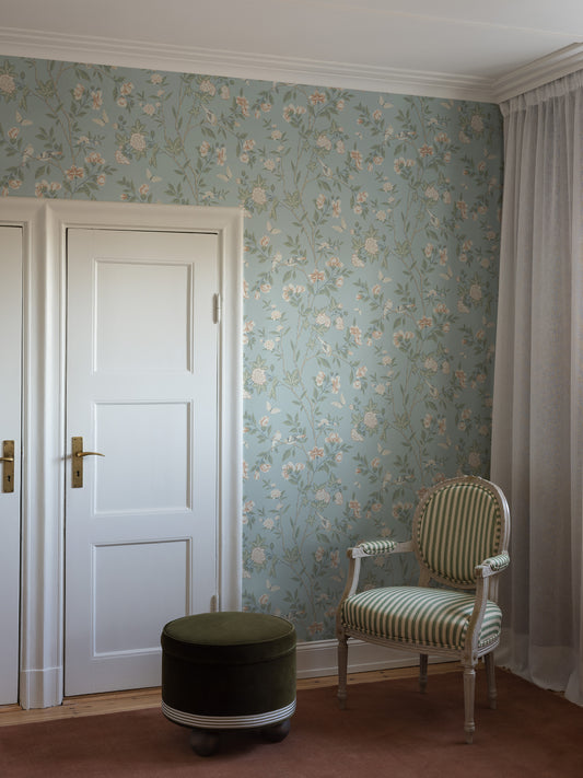  The light blue Floral wallpaper Sophia Magdalena is an updated version of a hand-painted Chinese wallpaper from the 18th century. 