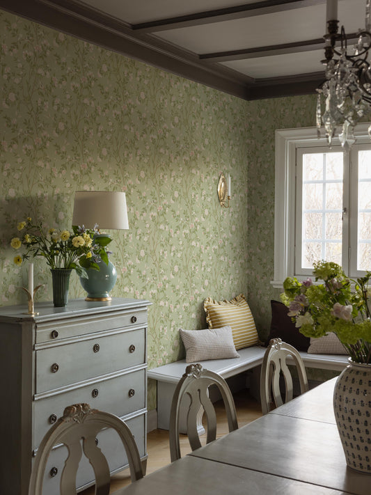  The light green Floral wallpaper Sophia Magdalena brings a feeling of spring all year round. 