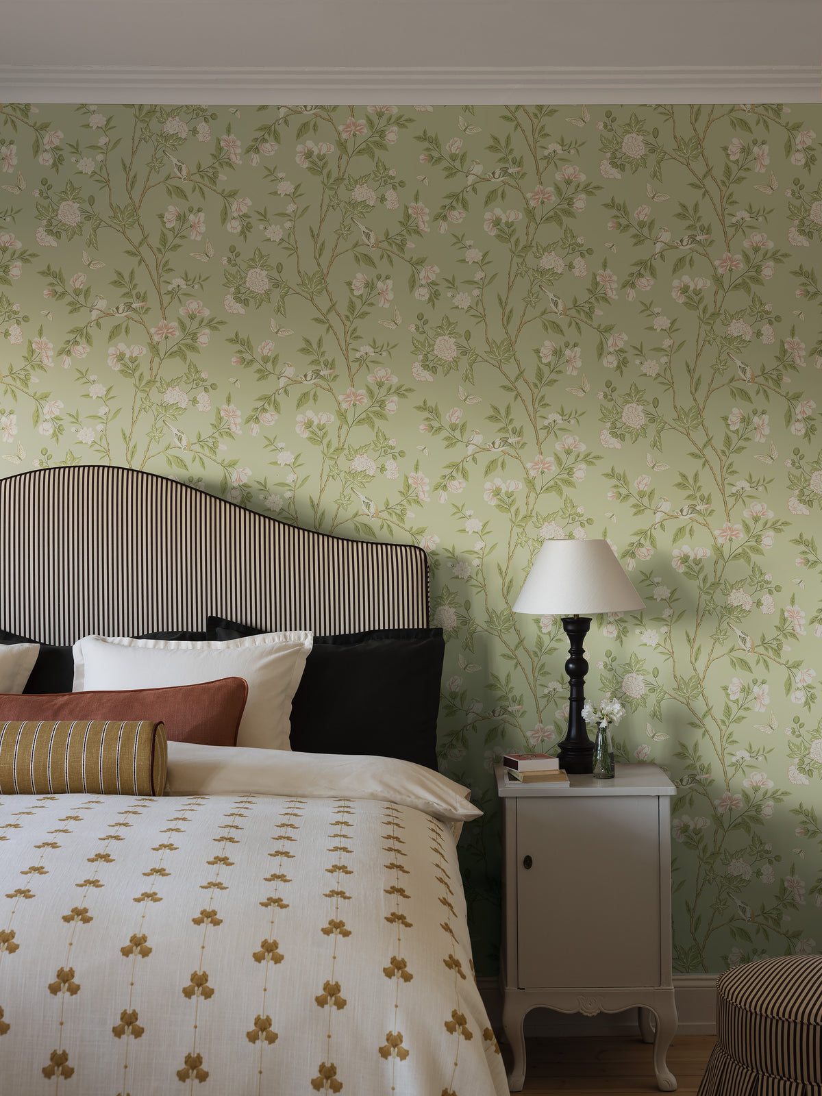  The light green Floral wallpaper Sophia Magdalena brings a feeling of spring all year round. 