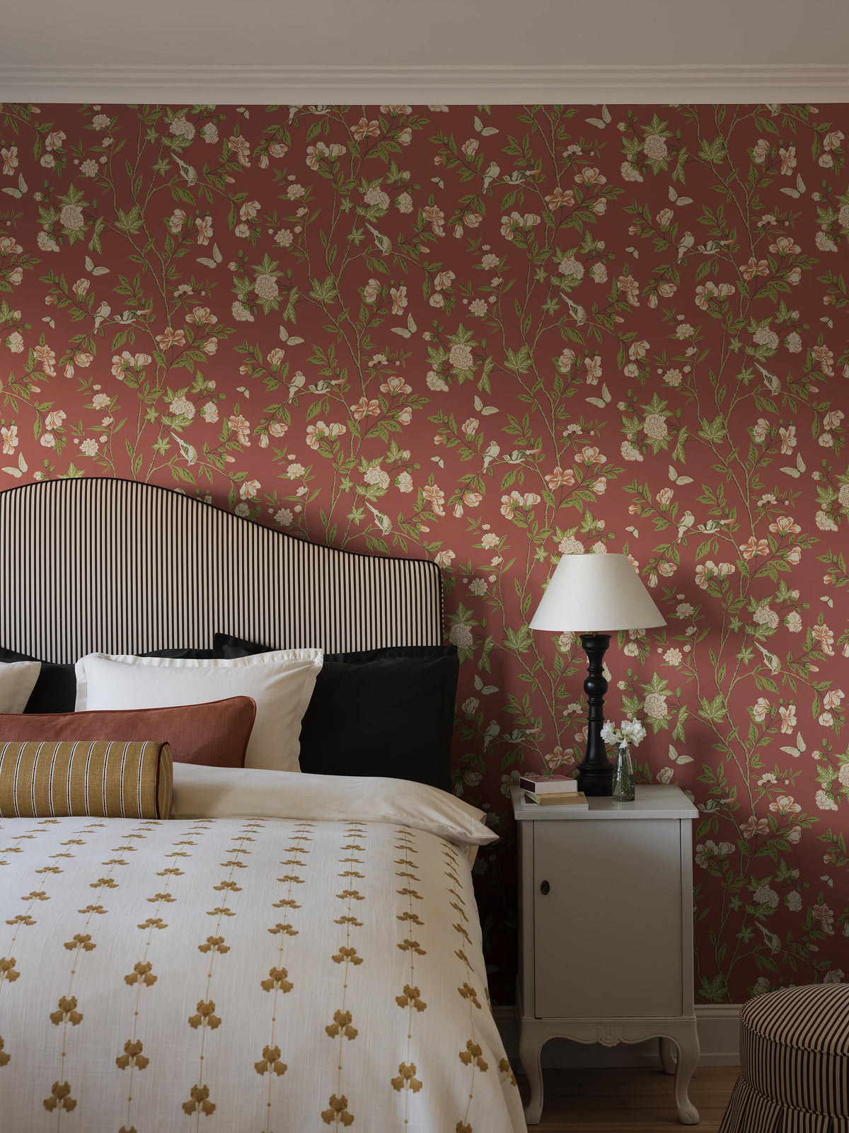  Sophia Magdalena is an elegant floral wallpaper with touches of classic chinoiserie. 