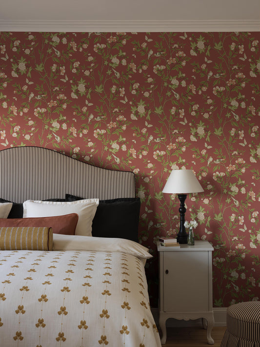  Sophia Magdalena is an elegant floral wallpaper with touches of classic chinoiserie. 