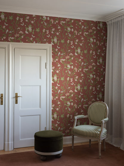  Sophia Magdalena is an elegant floral wallpaper with touches of classic chinoiserie. 