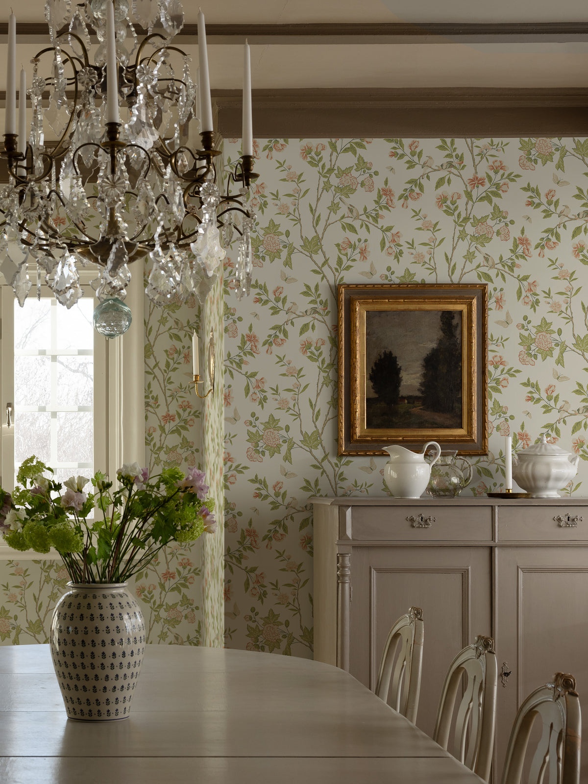 Sophia Magdalena is a light, floral wallpaper with a classic chinoiserie pattern.