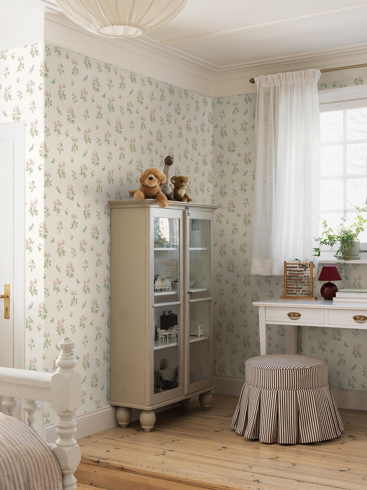  Luktärt is a Romantic, floral wallpaper with an airy pattern of sweet violets, sweet peas, and fluttering dragonflies and butterflies. 