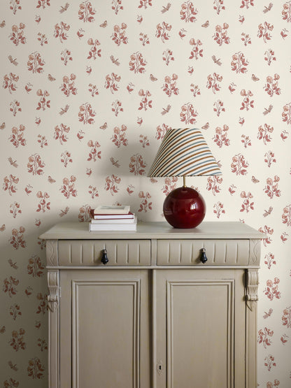  An airy pattern of fragrant flowers and beautiful insects adorns the Floral wallpaper Luktärt. 