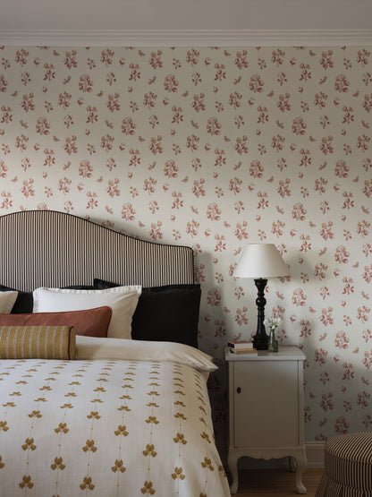  An airy pattern of fragrant flowers and beautiful insects adorns the Floral wallpaper Luktärt. 